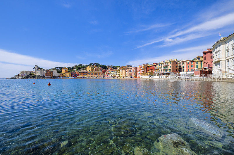 位于Sestri Levante的Baia del Silenzio(沉默湾)，周围是特色的彩色建筑——意大利利古里亚